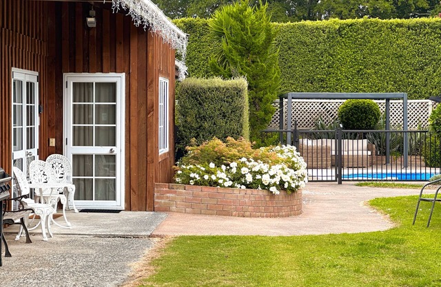 The Pool House❤️Private, Romantic Country Escape❤️King Bed