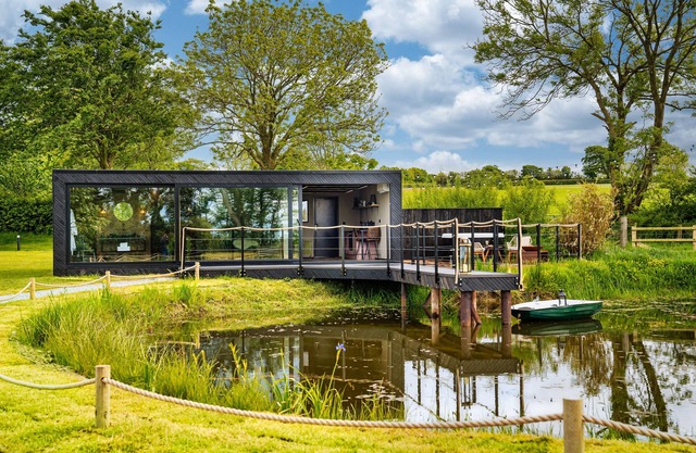 RUSTY BOATHOUSE, romantic, character holiday cottage in Llanarth