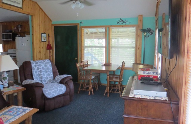 Ruthie's Cottage Charming 3-bedroom cottage with WiFi in Barbeau. 20 m Sault, Mi