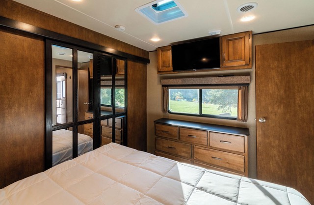 RV 9 Luxury Glamping with Amazing Lake Views!