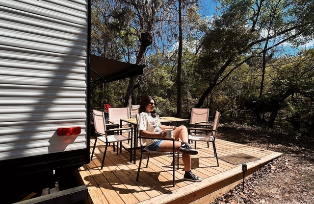 RV on Santa Fe River Close to Ginnie Springs!