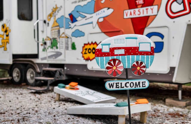 "Tow-tally peachy" Atlanta-themed tiny house!