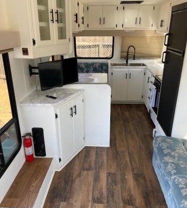 RV2 Stunning RV Private Netflix FreeParking