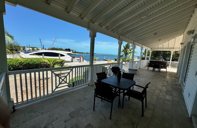 RW BIMINI RESORT. Unidad de 2 camas / 2 baños, capacidad para 6 personas. También un deslizamiento de barco de 65 pies por $ 250 / día