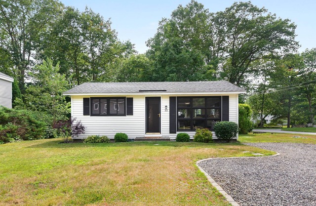 Rye Coastal Cottage: 2BR- Dog-Friendly - Walk to Beach -Patio -Sleeps 4