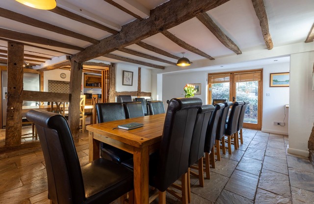 RYTON GRANGE FARMHOUSE TO SLEEP 12 - sleeps 12 guests in 6 bedrooms