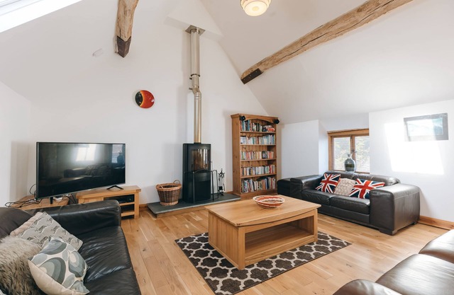 RYTON GRANGE HAY BARN SLEEPS 6 - sleeps 6 guests in 3 bedrooms