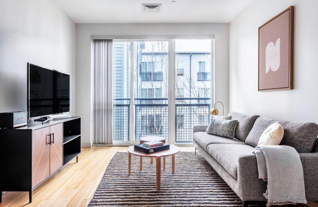 S Boston studio w Gym WD by Seaport on D BOS-351