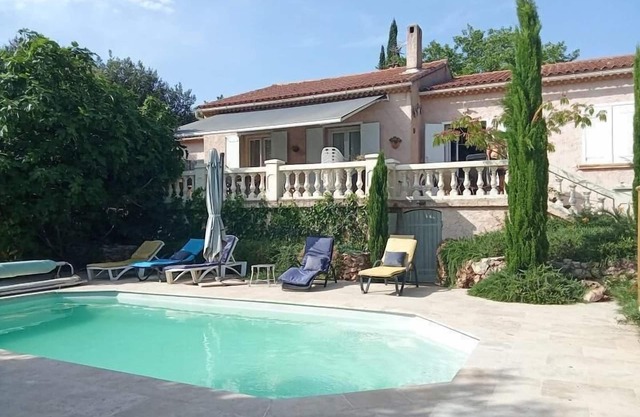 SOUS LE FIGUIER, gîte with shared pool