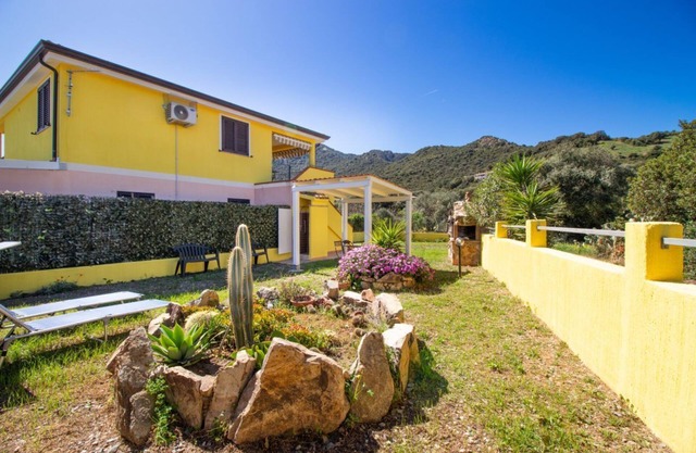 S'omu e Fideli, first floor flat with private garden
