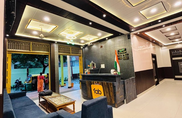 S R HOTEL
