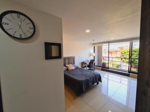 S02 SUITE para 1 A 2 PAX Premium Suite Frente al TEC CEM con Cocineta WiFi Balcón Parking Terraza