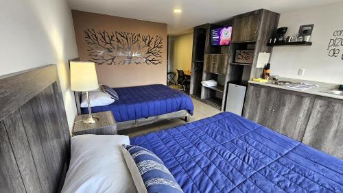 S06 DOBLE CAMA MATRIMONIAL Premium Suite Frente al TEC CEM con Cocineta WiFi Balcón Parking Terraza