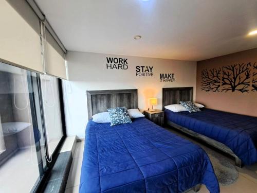 S09 DOBLE CAMA MATRIMONIAL Premium Suite Frente al TEC CEM con Cocineta WiFi Balcón Parking Terraza