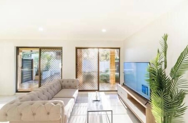 S11 - Bright Sunnybank Getaway - 4BR 2BA