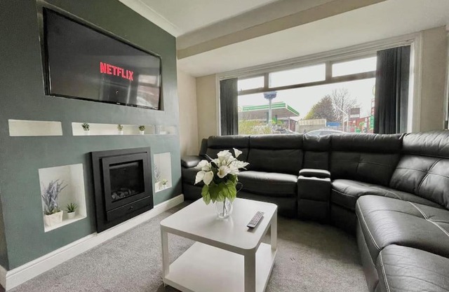 (S12) Bright 3 Bed Home With Free Parking Leeds