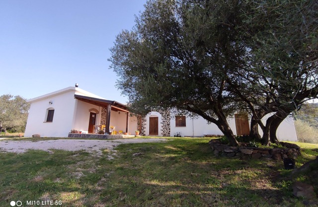 Sa Carruba - Típica casa rural rodeada de vegetación con vistas panorámicas.