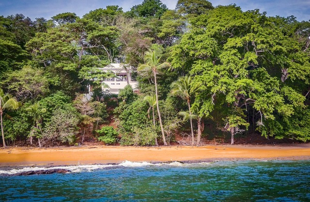 Saboga: Villa Coral Cove, propiedad aislada frente al mar
