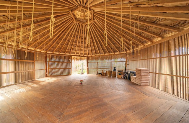 Sacred Surf Retreat – Ice Bath, Yoga, Pool, Templo