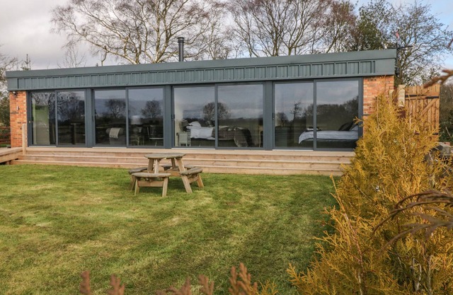 SADDLERS, pet friendly, with hot tub in Fulford