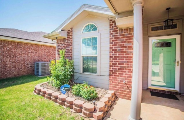 Safari Green House along main street, minutes drive to TTU and medical district.
