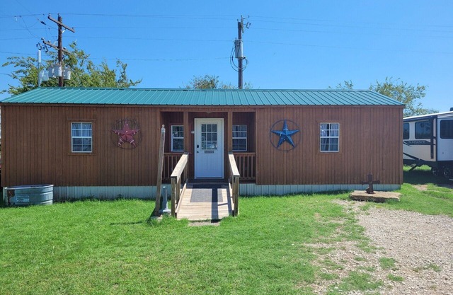Safari-ish Cabin Getaway in Jacksboro