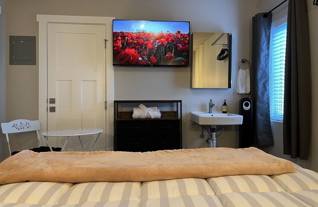 Safe Clean Room w/ AC + TV Wi-Fi Downtown by Lakes