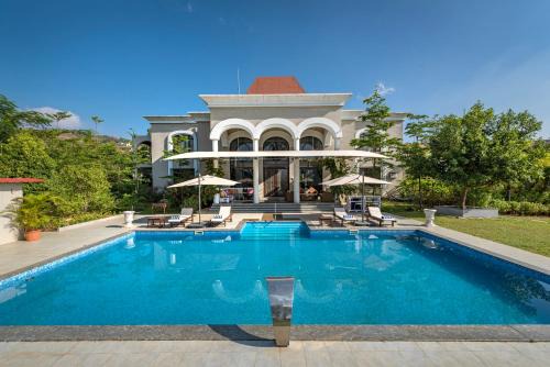 SaffronStays Zuma Villa, Pawna - luxury villa with a heated pool, sports court and gym