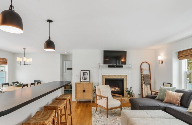 SAGE COTTAGE. Stylist family retreat walking distance to Fontana Beach.