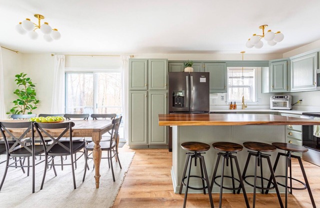 NEW: Fabulous Pool Oasis w/ hot tub in Saugerties