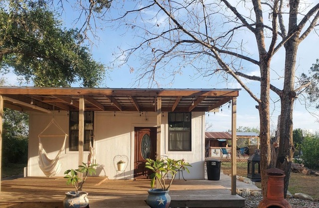 SAGEBRUSH GUESTHOUSE: pool/gym, Garner State Park, Frio, Nueces River, hunting