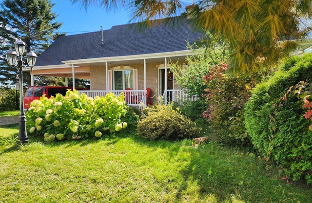 Saguenay-Lac-Saint-Jean Getaway 3-Bedroom Holiday Cottage with Garden View