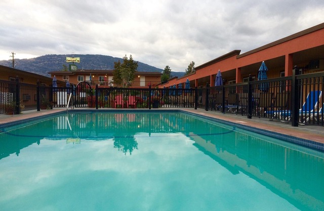 Sahara Suites