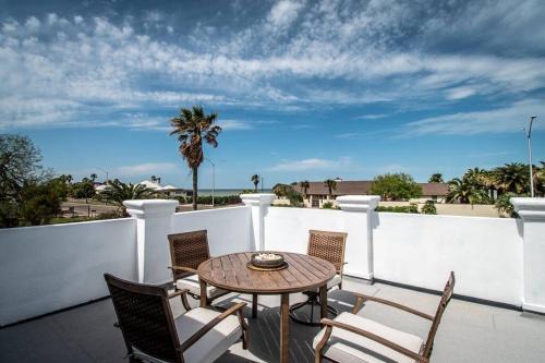 Sail Away Your Coastal Pool Oasis Awaits