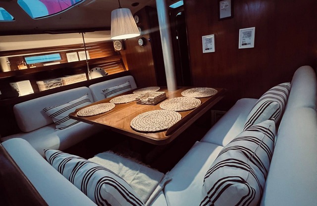 Velero amarrado en el exclusivo puerto de Mahon, ideal para parejas y amigos