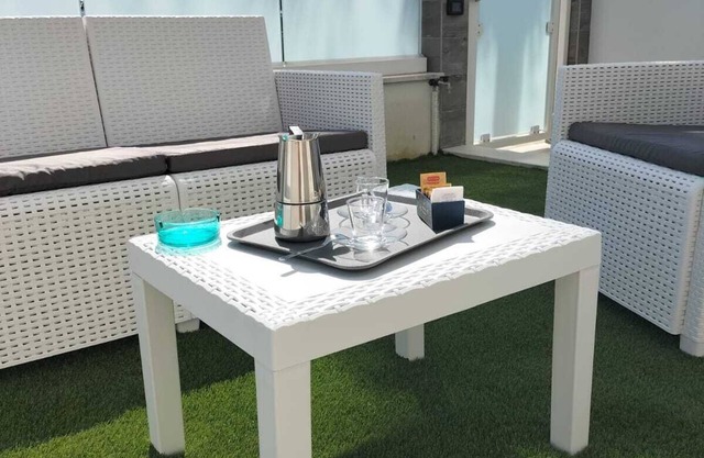 SAILING SUITE APARTMENT WITH BEACHFRONT GARDEN
