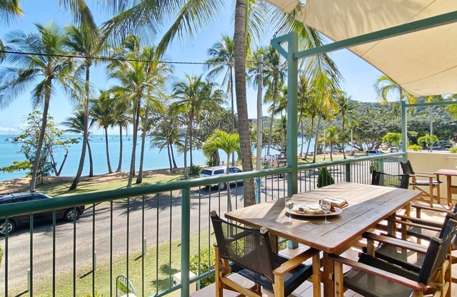 Sails on Horseshoe Apartment 4 - Beachfront Apartment by the Bay