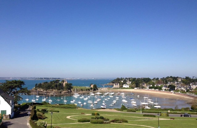 Saint-Briac vistas al mar. Gran casa del capitán tradicional