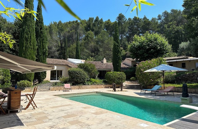 Sainte Victoire: 325 M² property with pool house set in 5 ha of woodland