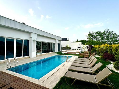 Sakarya Sapanca Memnuniye de 2 oda 1 salon Özel Havuzlu , Muhafazakar , Şömineli , Jakuzili 6 Kişilik Tatil Villası