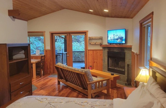 Evergreen Rainforest Retreat- Salal