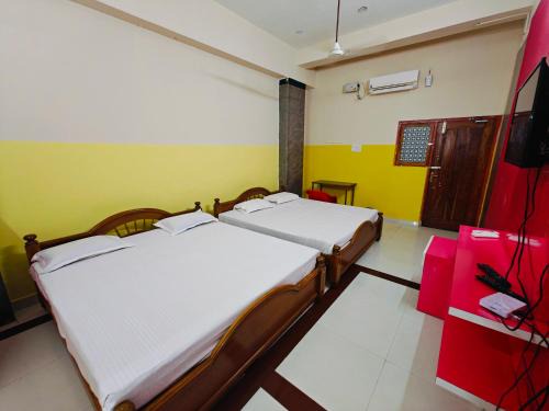 SAlBALA LODGE - AC ROOMS WITH COOKING FACILITIES Near CMC