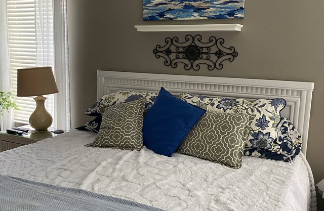Sale! Naples FL golf community! Owner assistance w/ fees. 2 BR, much more