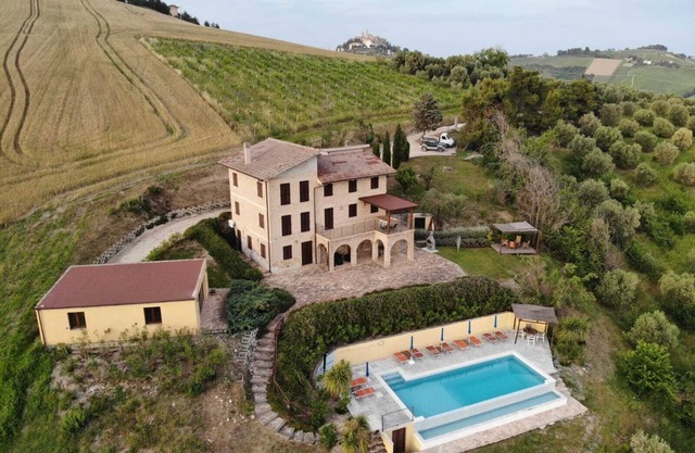 Villa de lujo con magnífica piscina desbordante e impresionantes vistas al campo a las montañas