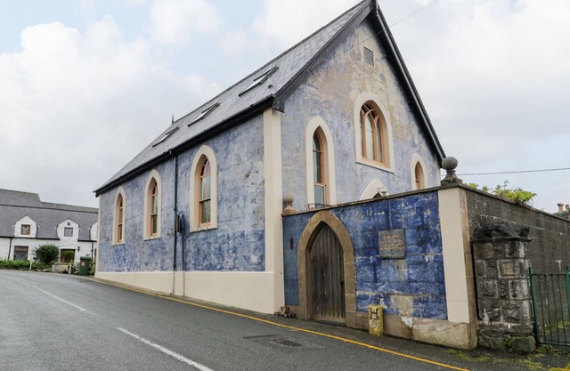 SALEM, pet friendly, character holiday cottage in Llwyngwril
