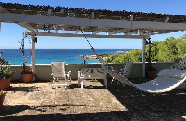 Salento, elegante villa, inmersa en un pinar a 50 metros de la playa.
