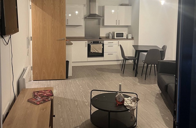 Salford Manchester a minute away from Salford University,8minutes away from