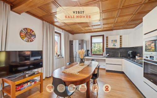 Salí Homes K39 Monte-Carlo -Spacious 6-Bedroom Apartment with Terrace and Garden Views in Bayreuth Ideal for Groups