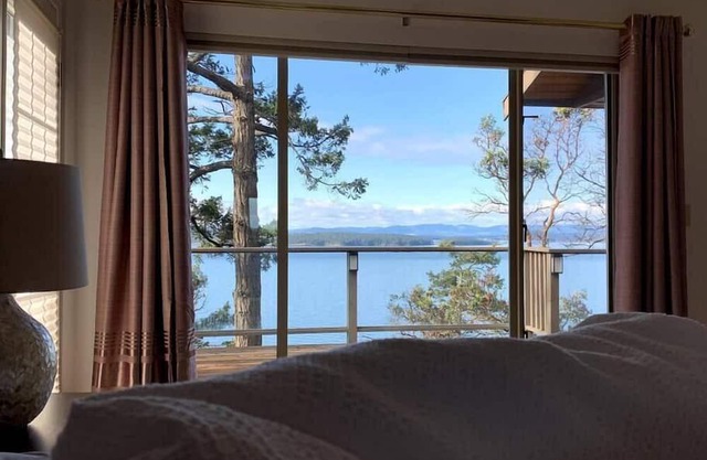 SaliHaven: Oceanfront 4Bedrom 3.5Bath 3Min to Lake