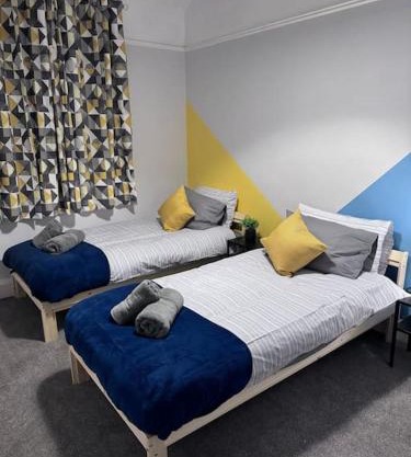 Salisbury - New 3br home, wifi, parking, sleeps 6, near Liverpool city centre